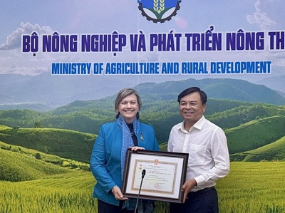 Trao Kỷ niệm chương “Vì sự nghiệp nông nghiệp, phát triển nông thôn” cho Trưởng Đại diện UNICEF tại Việt Nam